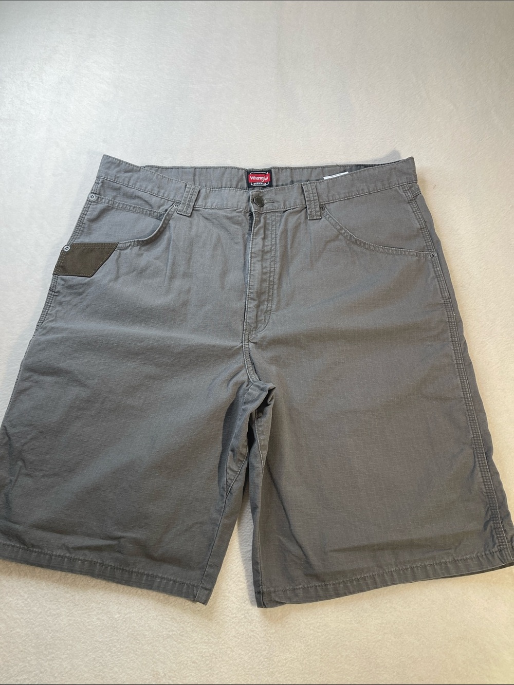 Wrangler WORKWEAR Men's Gray Flat-Front Utility Shorts SIZE 38